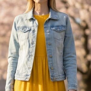 Women size 4-6 Time and Tru Light Wash Denim Jacket, spring layers, matte silver
